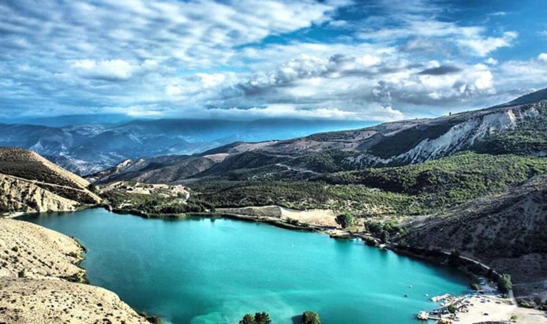 دریاچه ولشت زیر آسمان آبی از نمای دور، منبع عکس: جاباما، عکاس نامشخص
