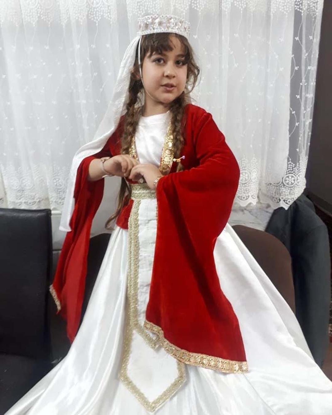 دختربچه گرجی در لباس محلی 