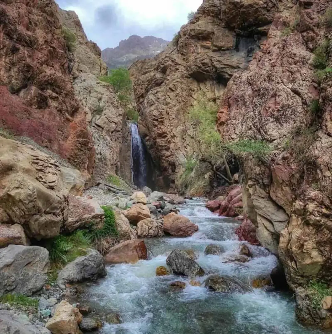 آبشار زیبای سپهسالار میان صخره های بلند و تنگه باریک از نمای دور، منبع عکس: صفحه اینستاگرام its.life.plus، عکاس نامشخص