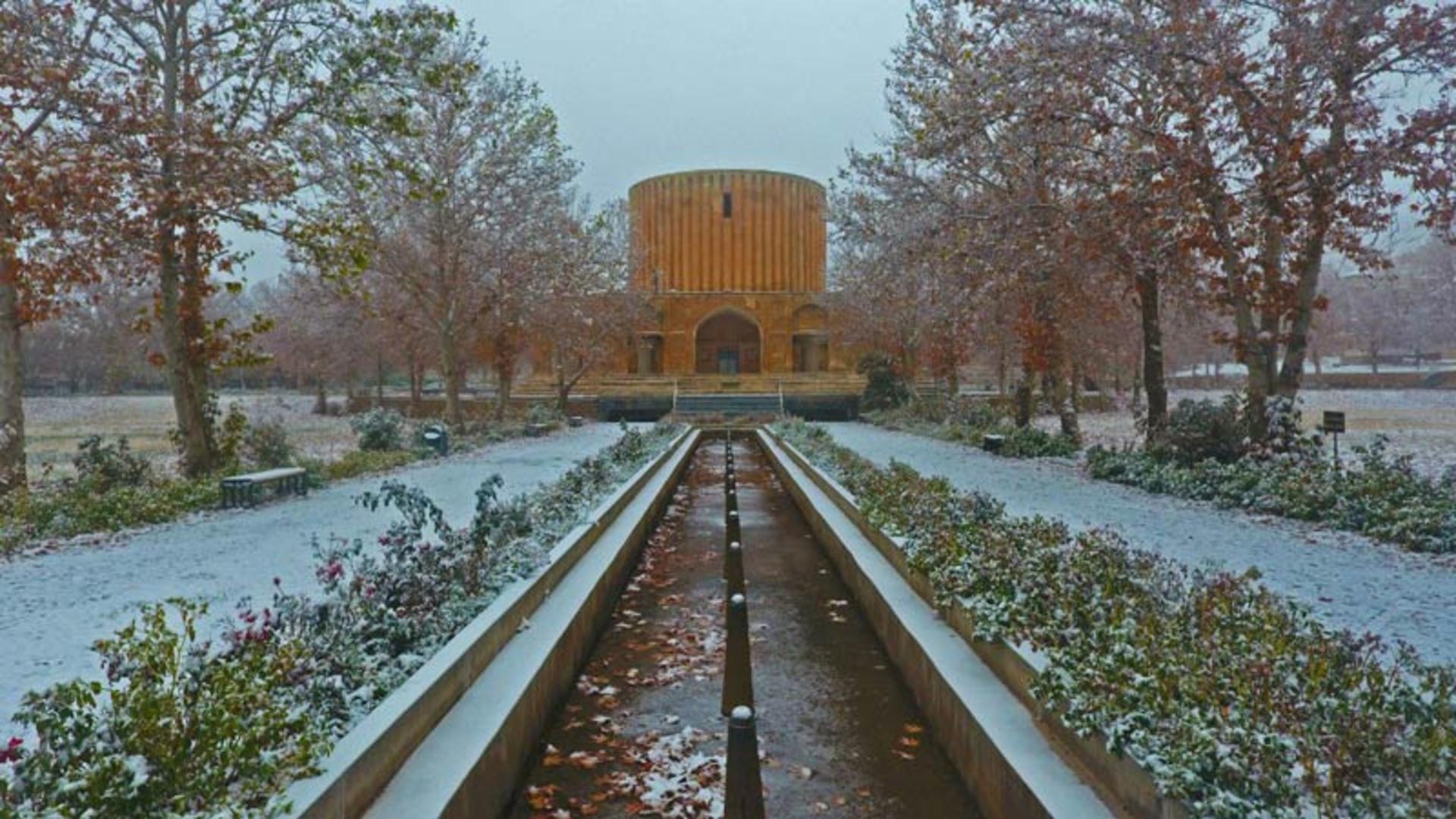 محوطه زیبای اطراف کاخ خورشید در یک روز برفی زمستانی؛ منبع عکس: گوگل مپ؛ عکاس: مسلم صفایی