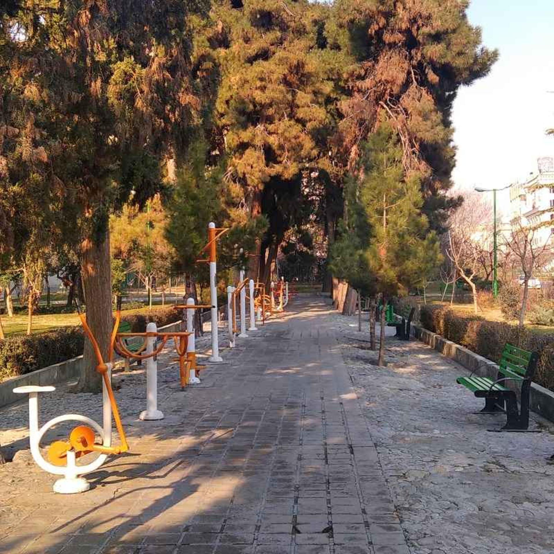 وسایل ورزشی در بوستان طلوع پونک؛ منبع عکس: گوگل مپ؛ عکاس: بابک رمضانی فر