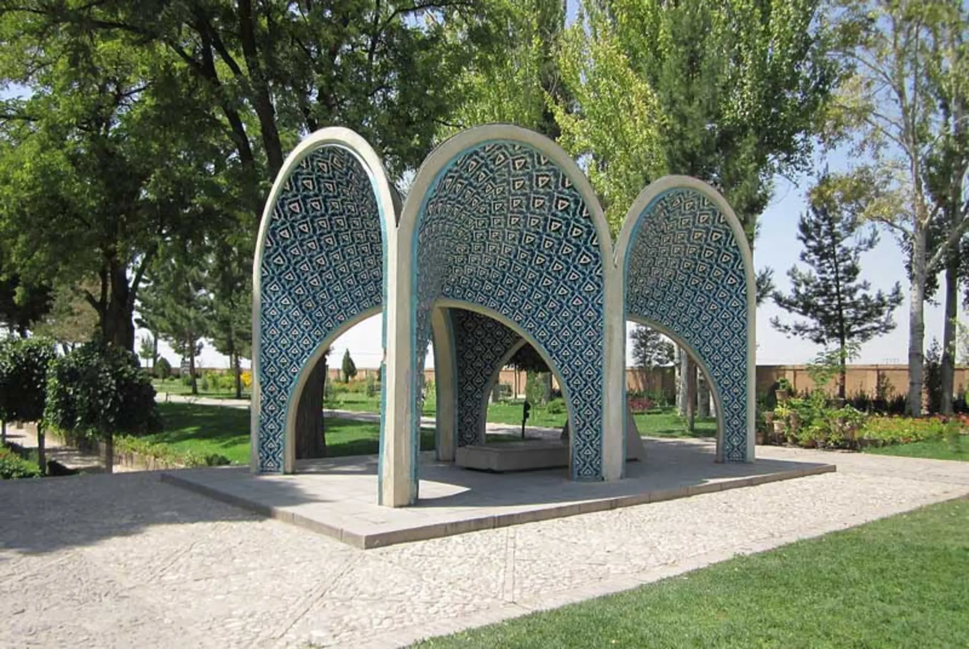 معماری آرامگاه کمال الملک؛ منبع عکس: ویکی مدیا؛ عکاس: Petr Adam Dohnálek
