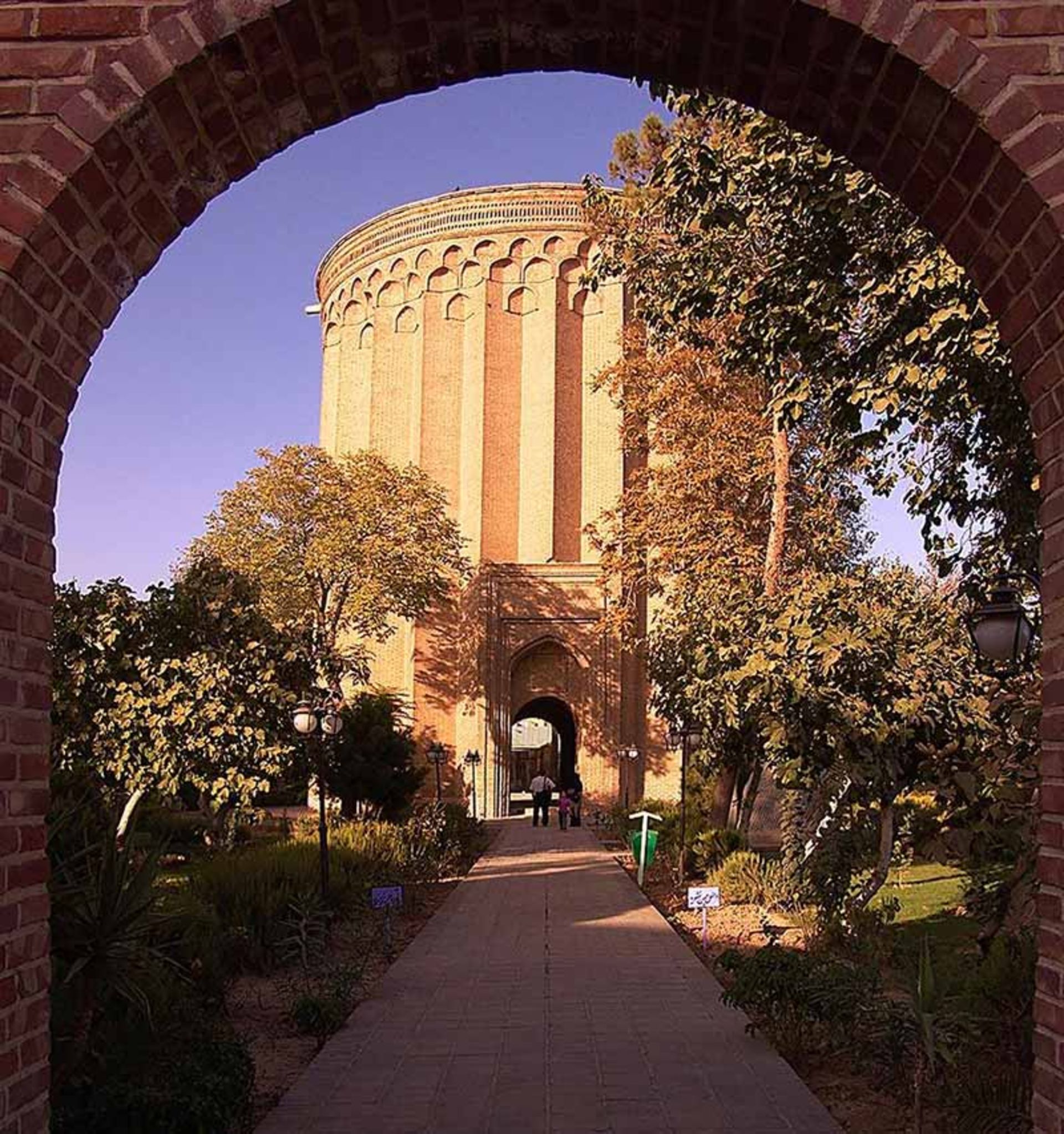 نمای برج طغرل از زیر طاق یک ورودی