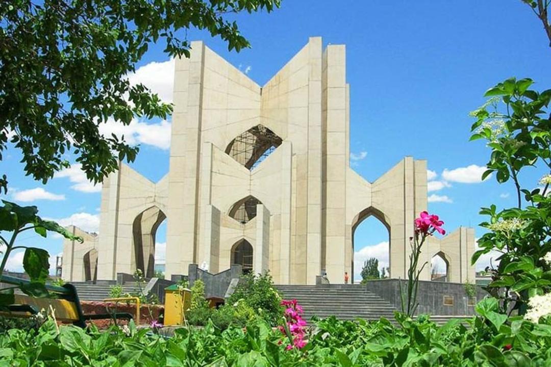 آرامگاه زیبای شهریار؛ منبع عکس: گوگل مپ؛ عکاس: امین پیرعلی لو