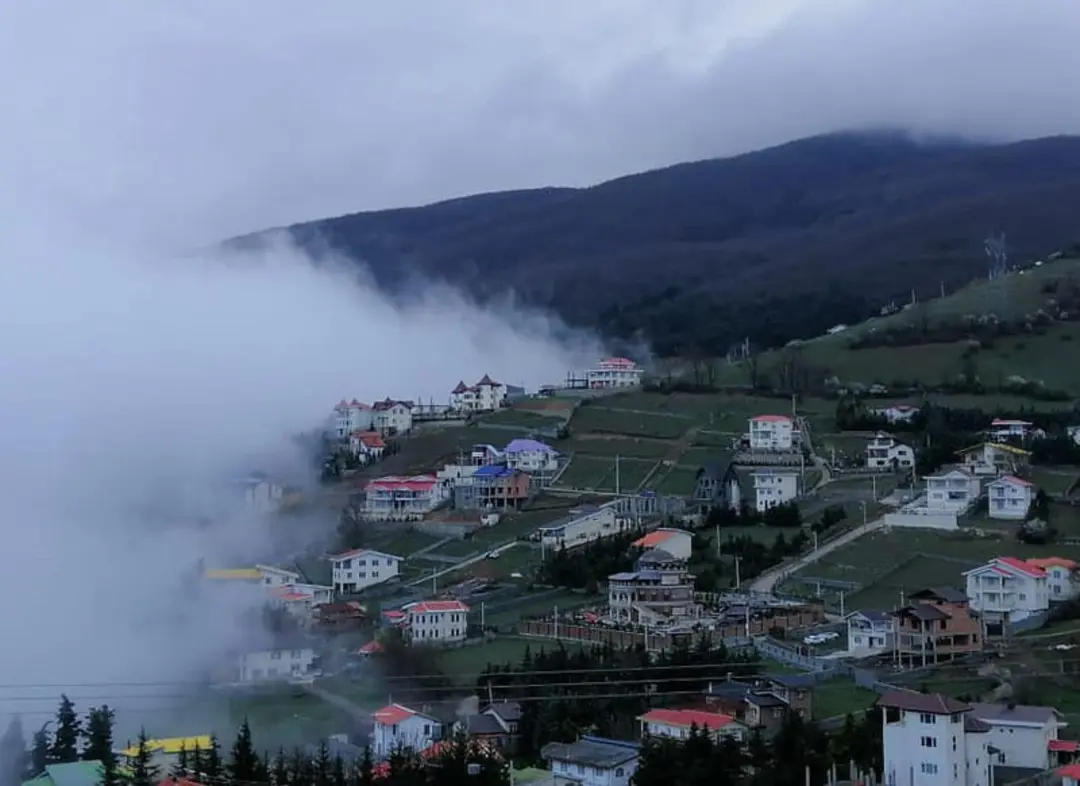 روستای کوهستانی بنفشه ده جاده چالوس پوشیده در مه، منبع عکس: صفحه اینستاگرام reahestate_kohsaran، عکاس نامشخص