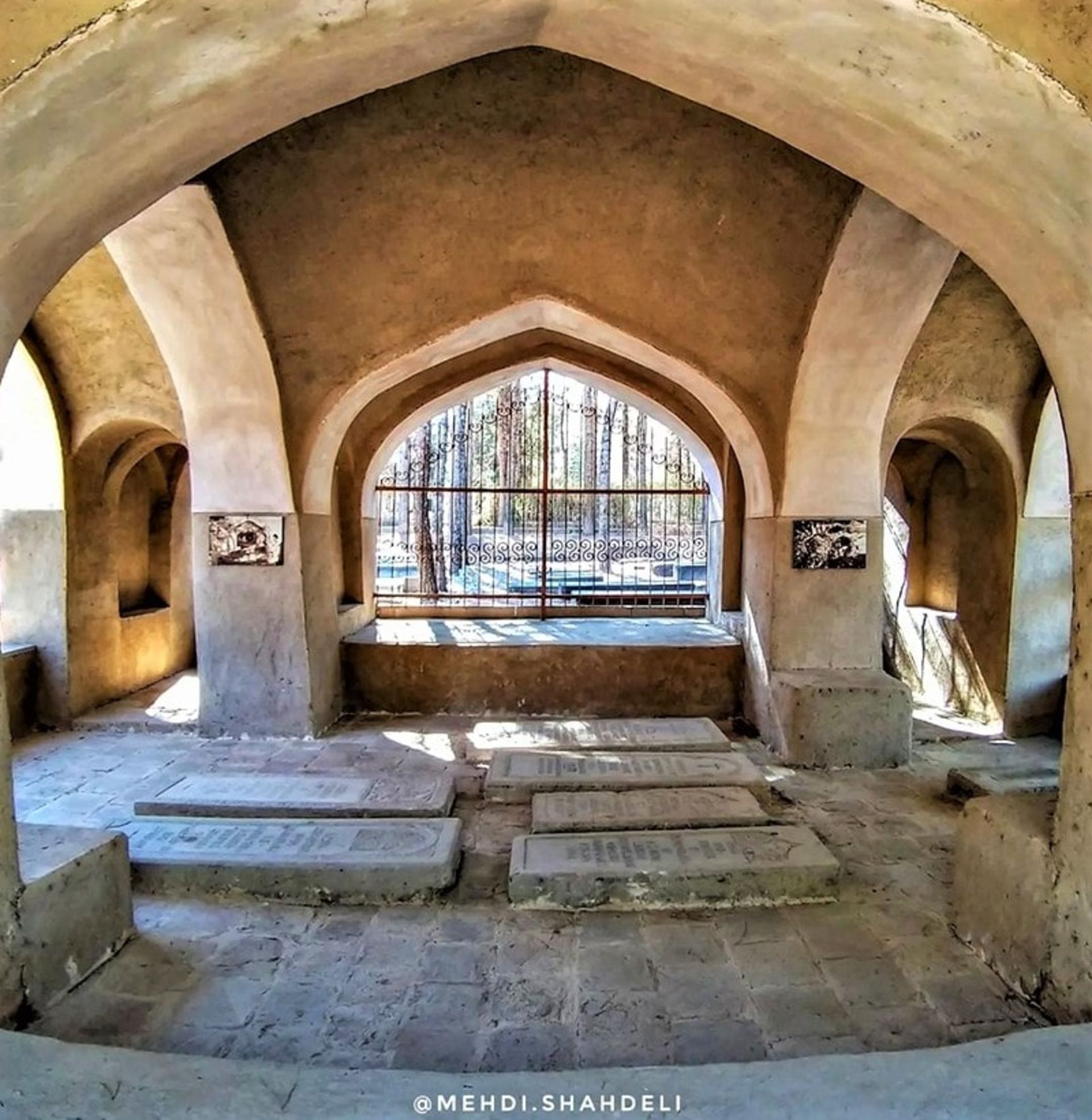 ساختمان طاق‌دار در قبرستان ارامنه اصفهان، منبع عکس: اینستاگرام mehdi.shahdeli@، عکاس: مهدی شاه‌دلی