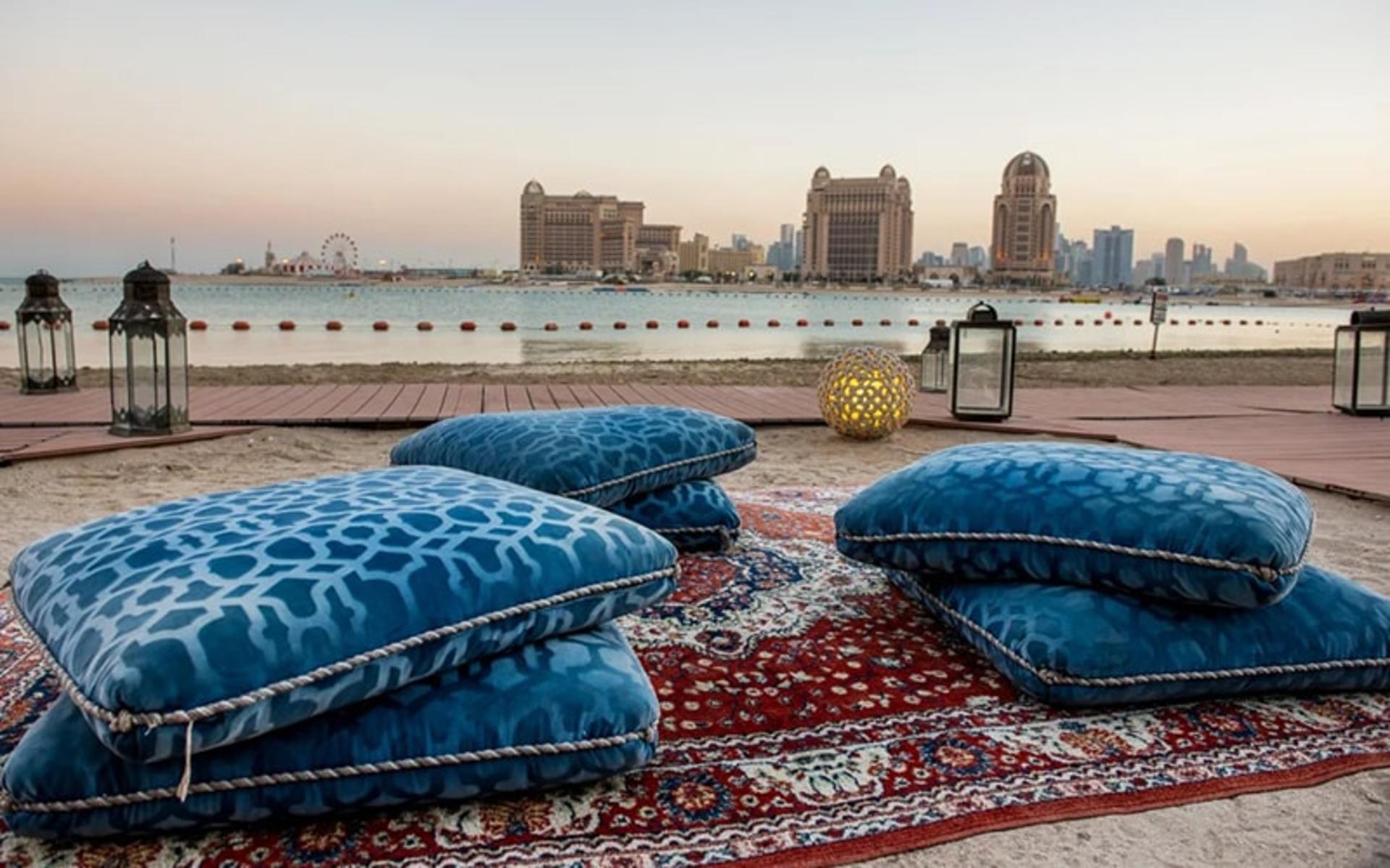 فرش و متکا در ساحل کاتارا، منبع عکس: edition.cnn.com، عکاس: ناشناس