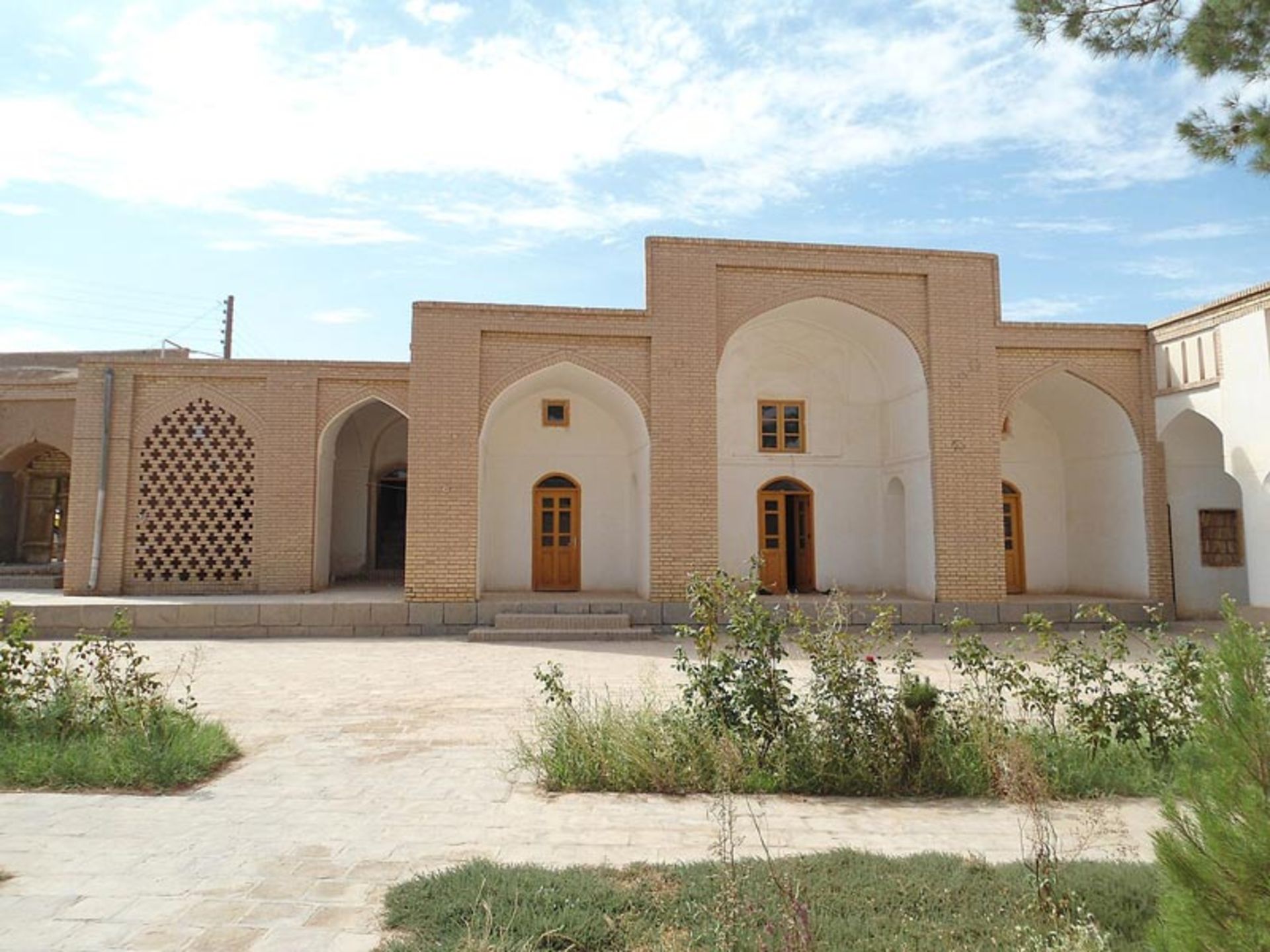آرامگاه ابوسعید ابوالخیر مهنه و صحن آن؛ منبع عکس: ویکی مدیا؛ عکاس: Axim_Jatoi 