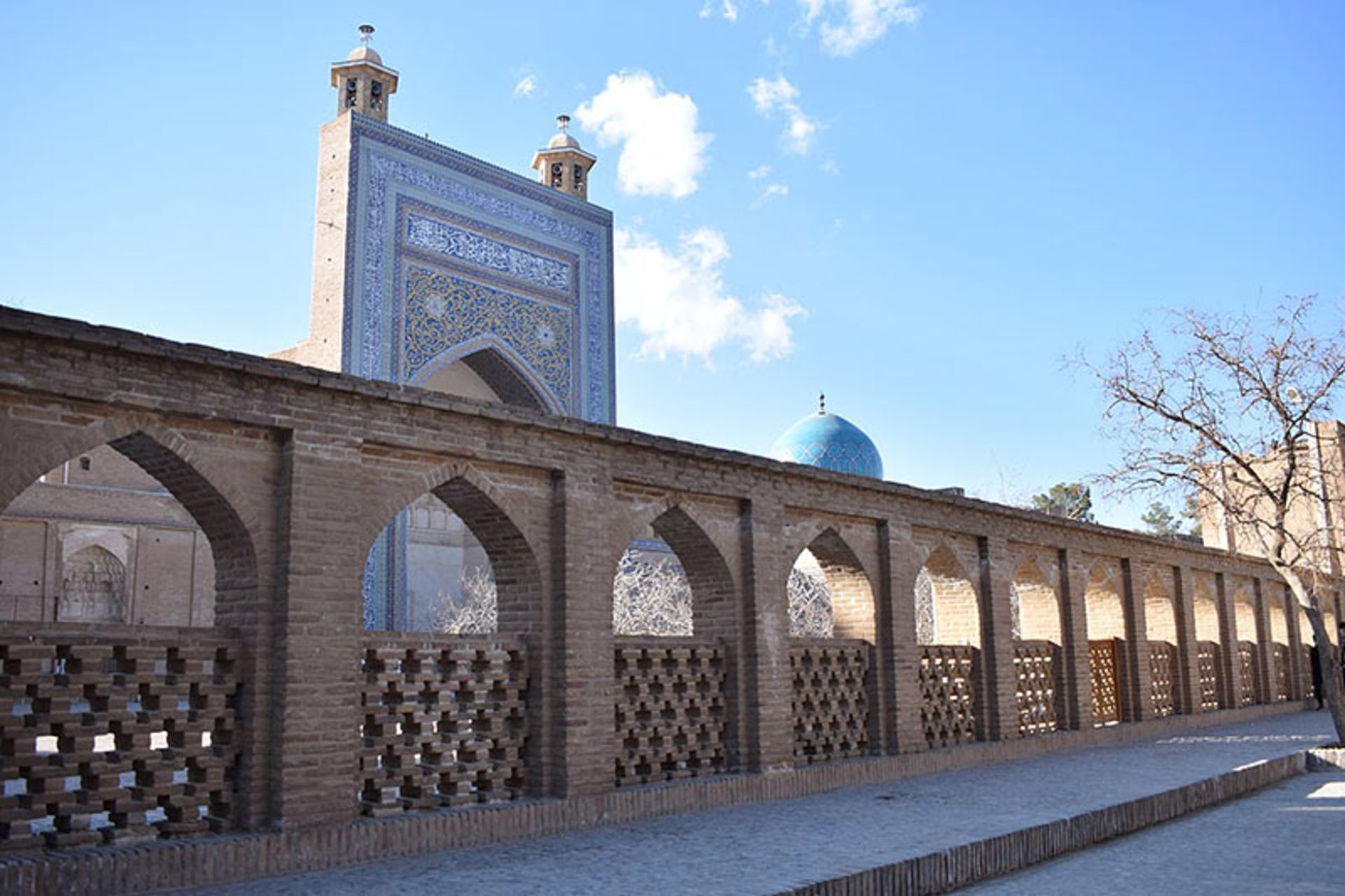 ایوان و گلدسته های مسجد آرامگاه شیخ احمد جامی؛ منبع عکس: ویکی مدیا؛ عکاس: پرنیان فدایی