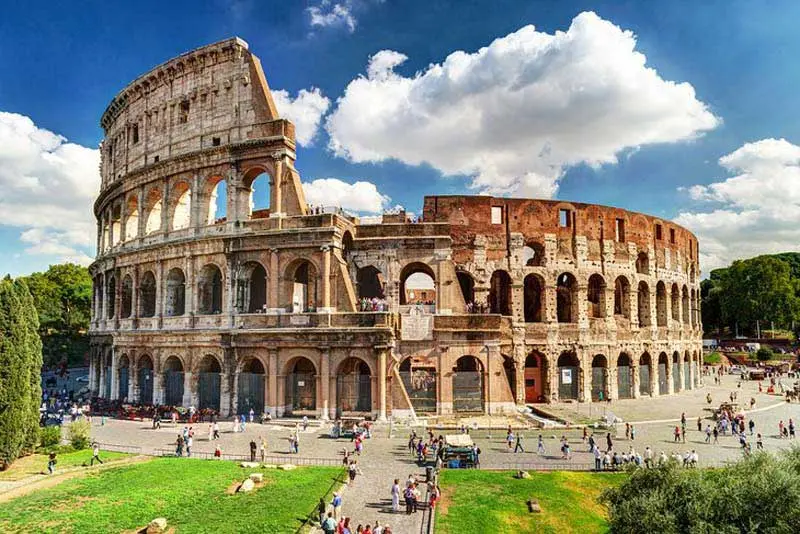 کولوسئوم (Colosseum) بزرگ‌ترین آمفی‌تئاتر روم باستان در رم