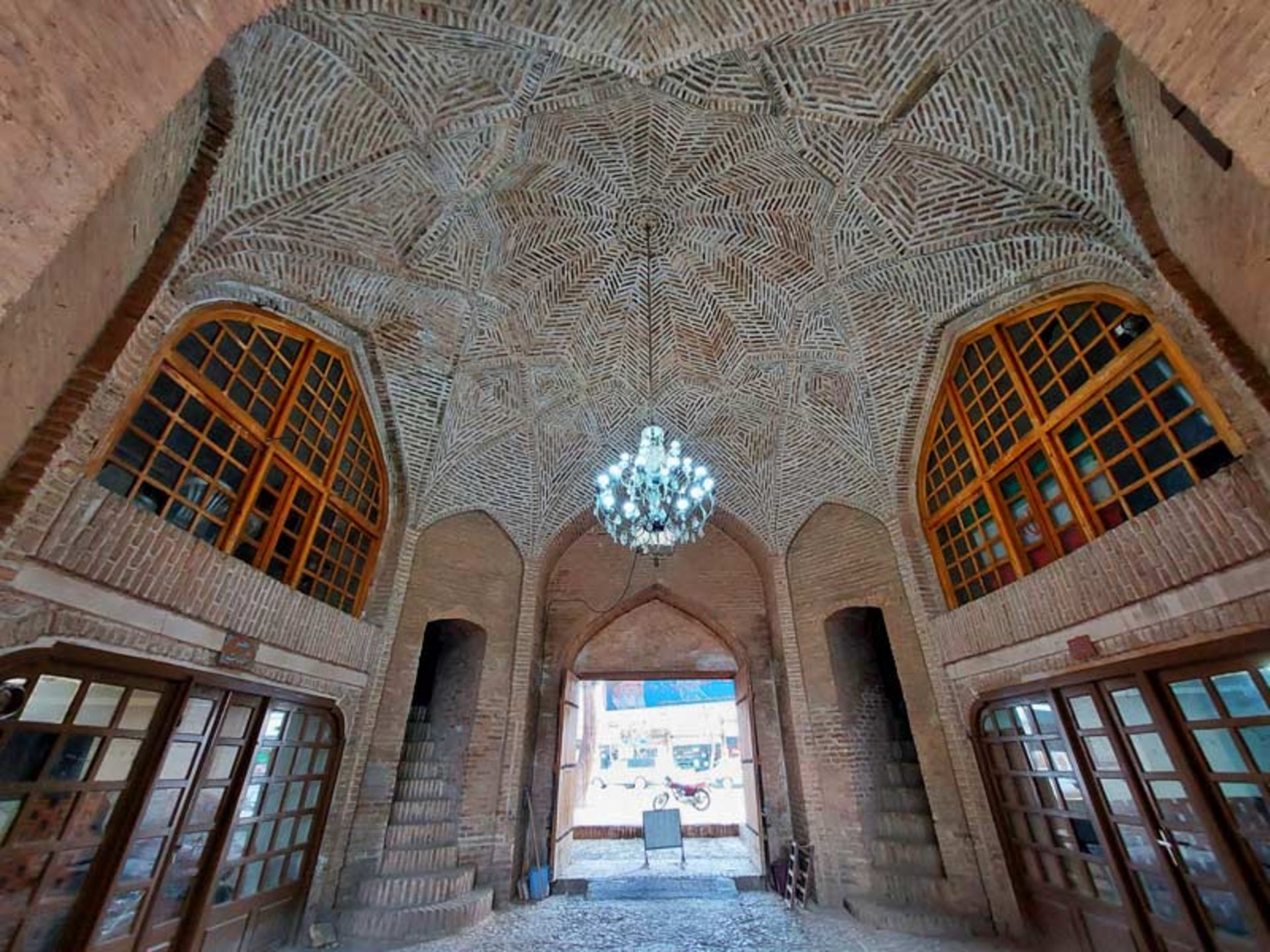 هشتی کاروانسرای شاه عباسی نیشابور؛ منبع عکس: گوگل مپ؛ عکاس: hayat studio