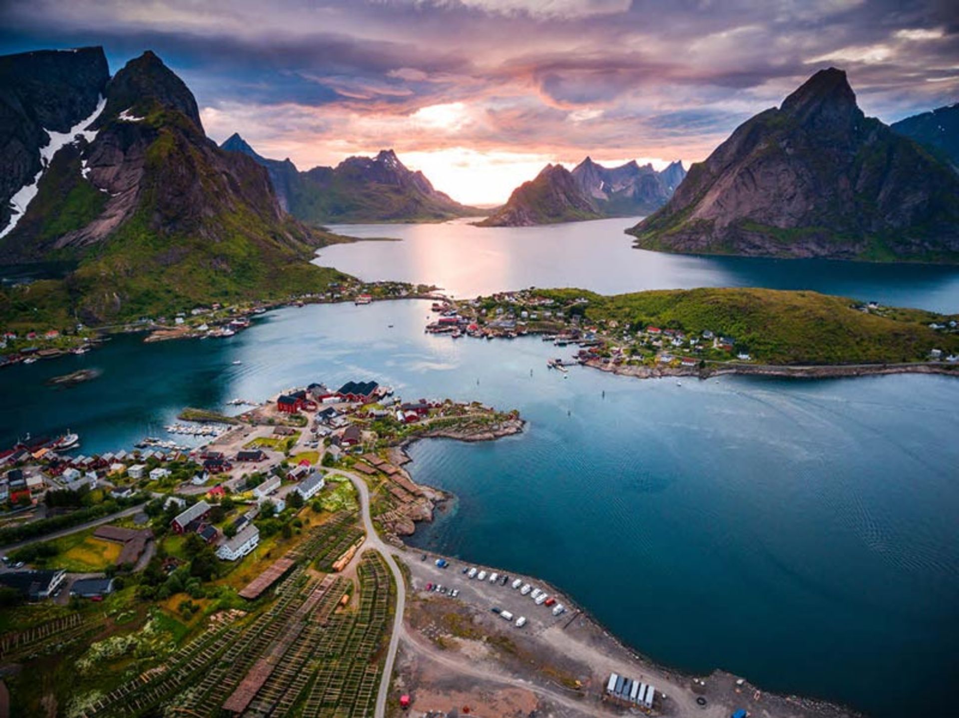 غروب زیبای مجمع‌الجزایر لوفوتن (Lofoten) در نروژ