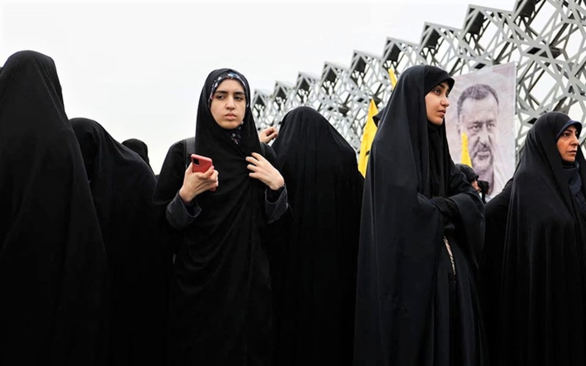حضور زنان در مراسم تشییع رضی موسوی
