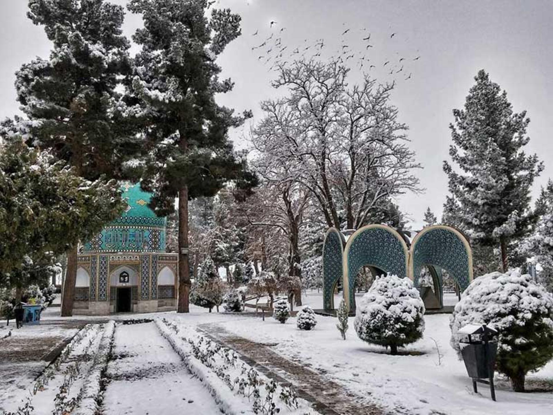 مجموع آرامگاه کمال الملک-عطار در یک روز برفی زمستانی؛ منبع عکس: گوگل مپ؛ عکاس: سعید محسن آبادی