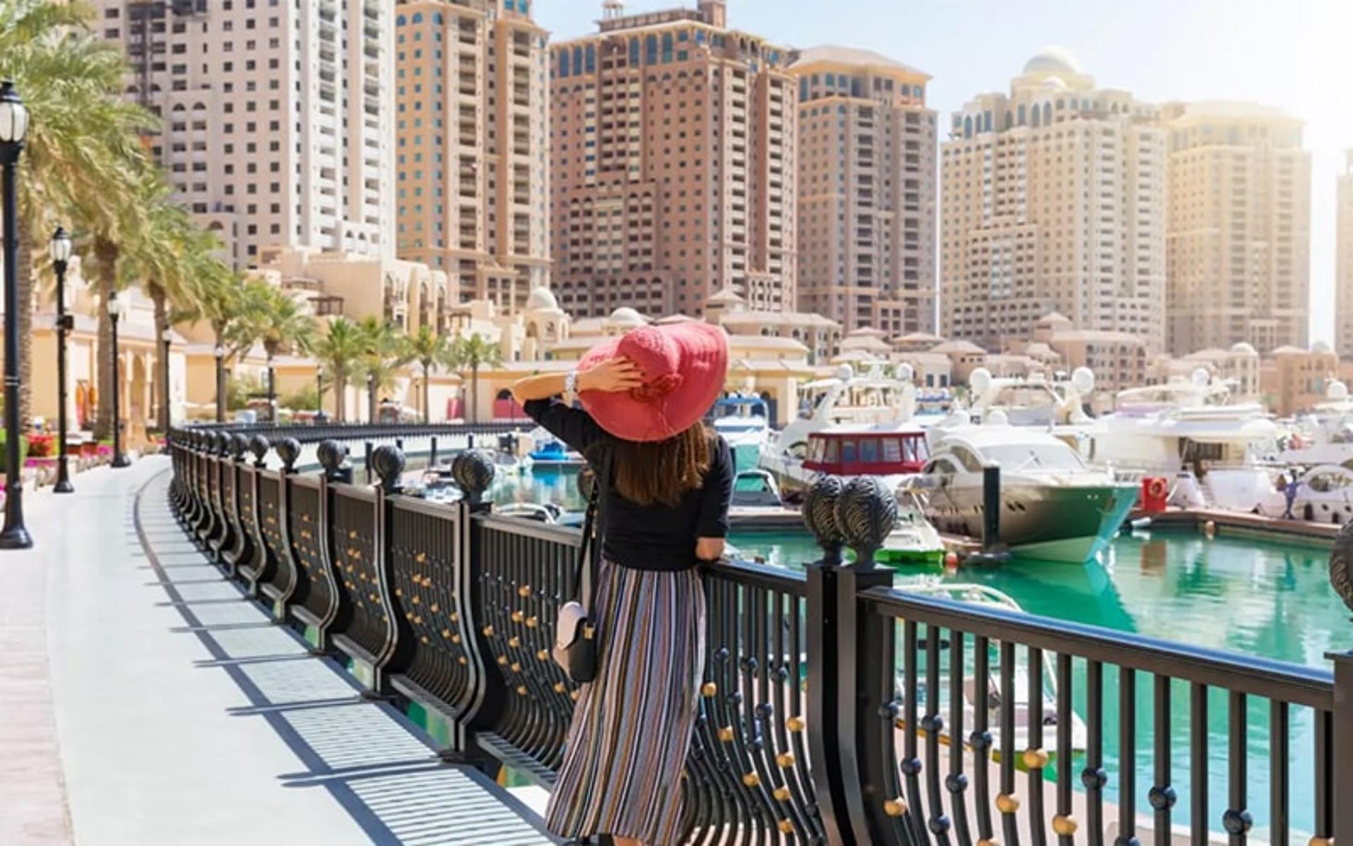 زن گردشگر در مروارید قطر، منبع عکس: 25spaces.com، عکاس: ناشناس