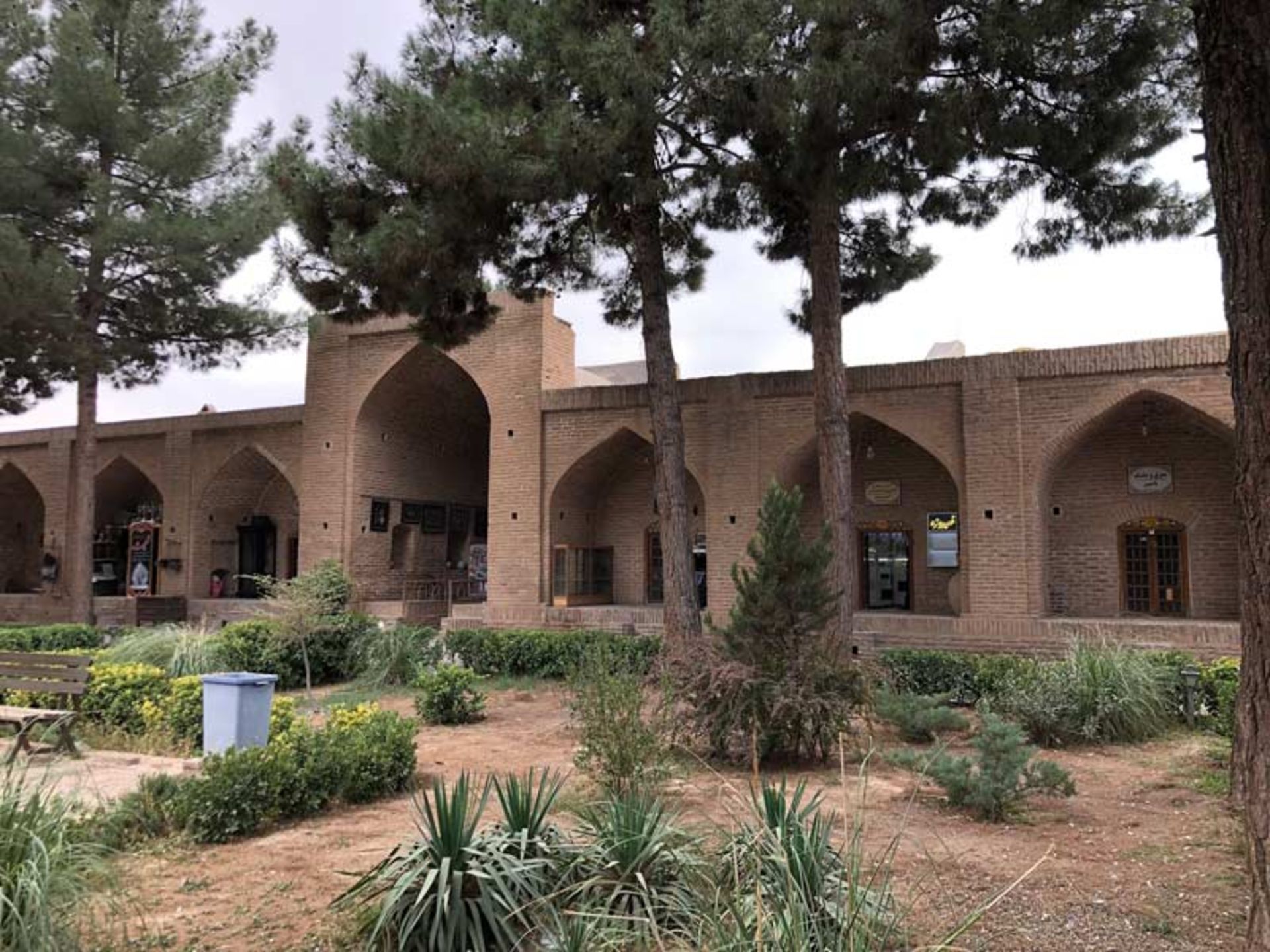 حیاط کاروانسرای شاه عباسی نیشابور و حجره های اطراف آن؛ منبع عکس: گوگل مپ؛ عکاس: نامشخص