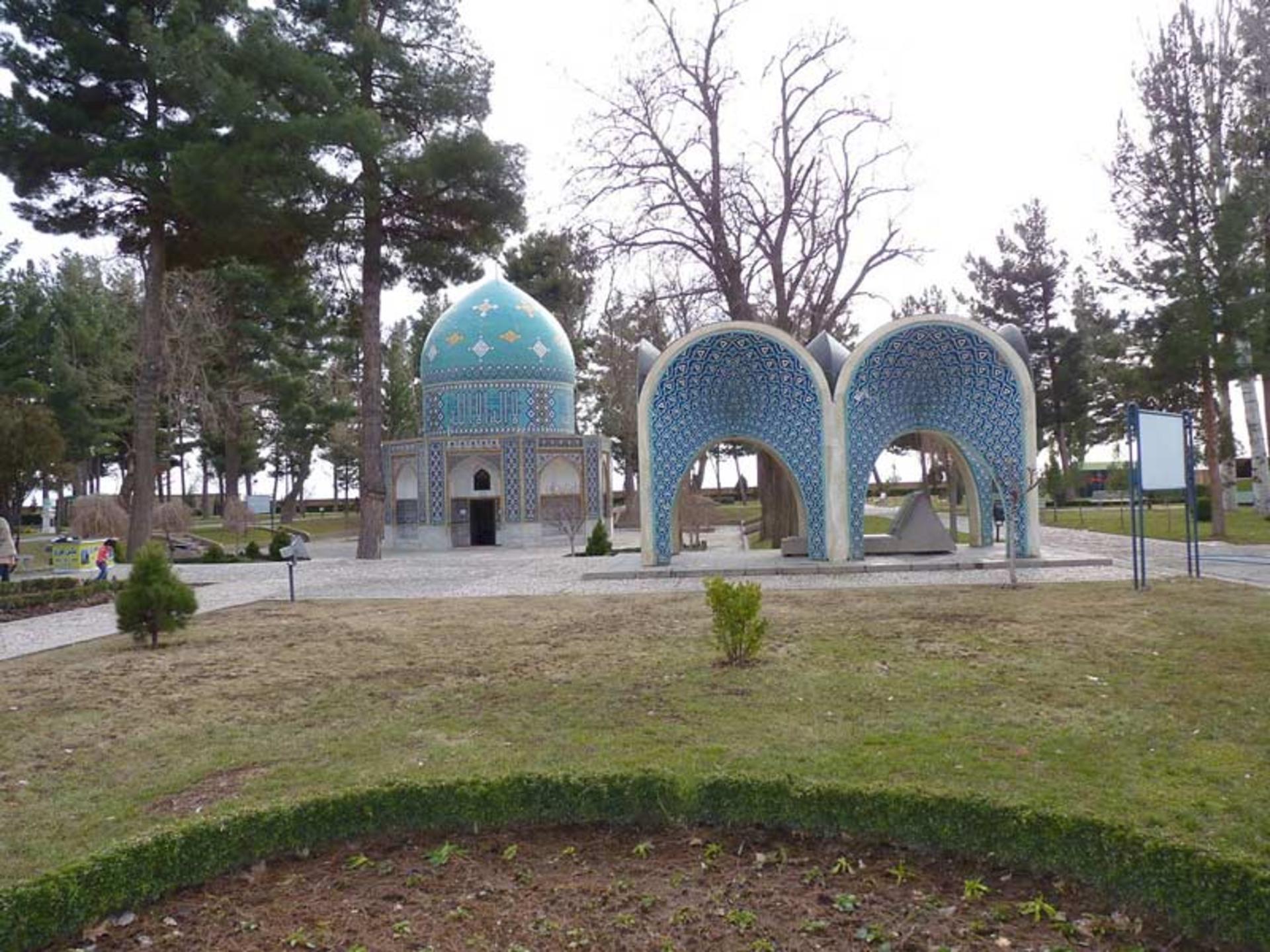 آرامگاه کمال الملک در کنار آرامگاه عطار؛ منبع عکس: ویکی مدیا؛ عکاس: آرمین