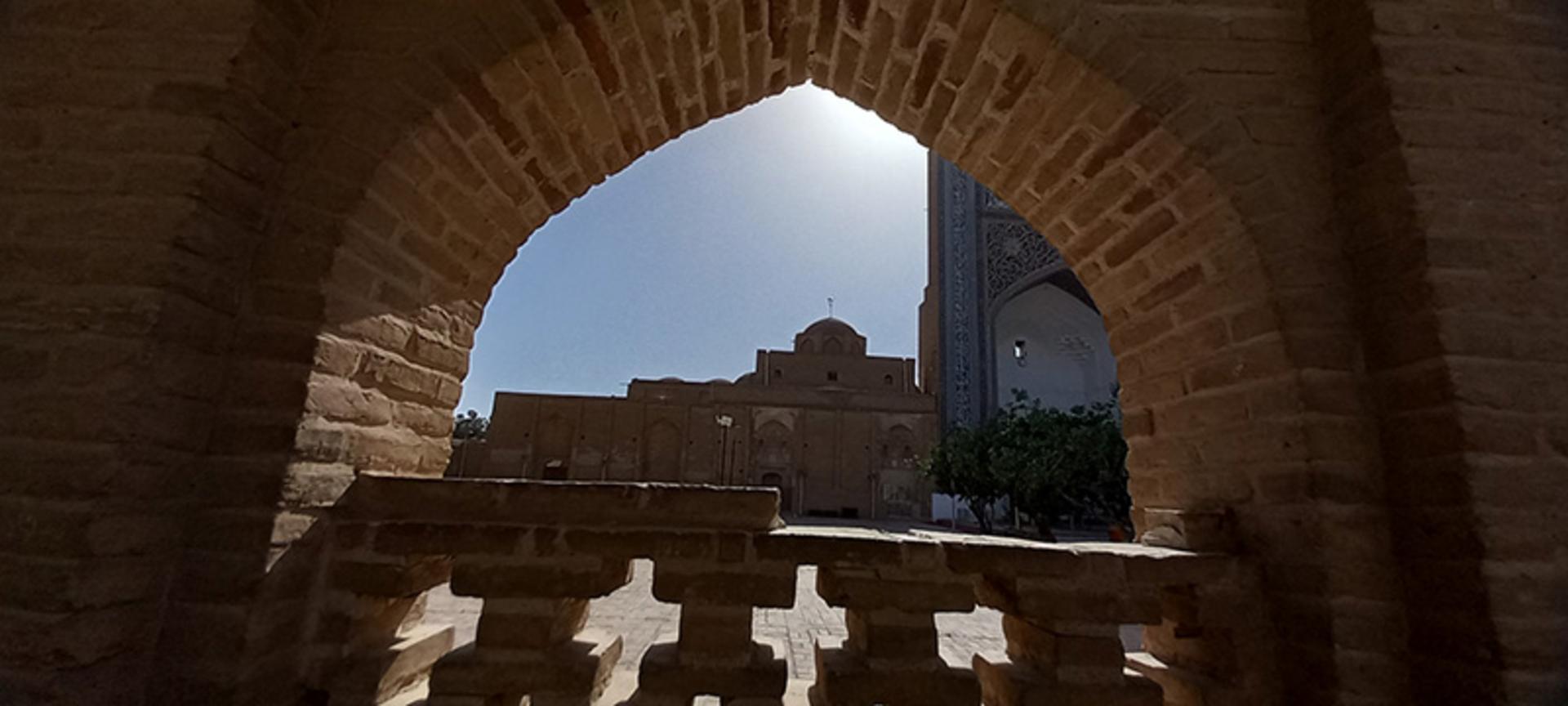 صحن و ایوان مسجد در آرامگاه شیخ احمد جامی؛ منبع عکس: گوگل مپ؛ عکاس: جلیل بزرافشان