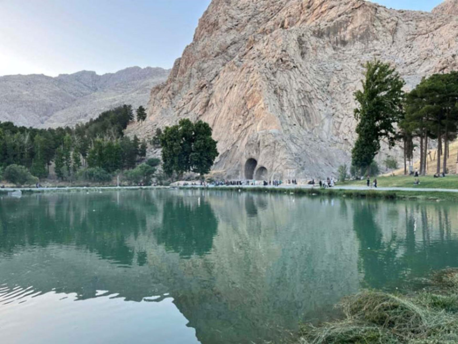 محوطه طاق بستان؛ منبع عکس: کجارو، عکاس: محمد لوح