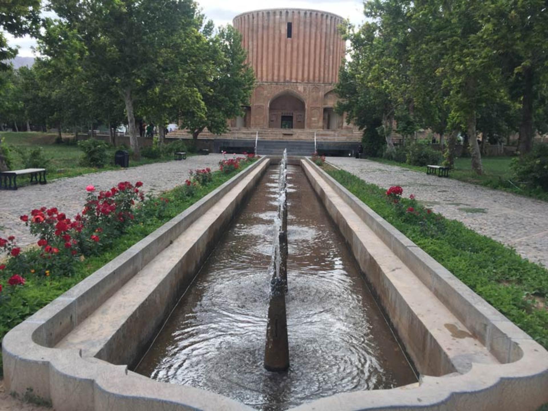 محوطه بیرونی کاخ خورشید در فصل بهار؛ منبع عکس: گوگل مپ؛ عکاس: وحید عابدین زاده