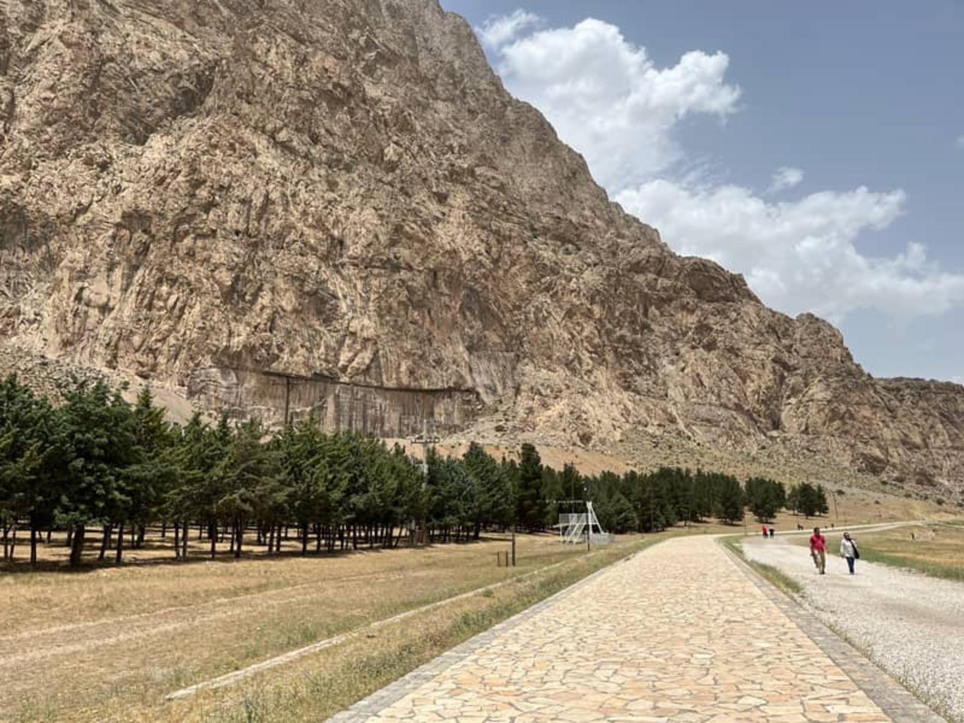 محوطه بیستون؛ منبع عکس: کجارو، عکاس: محمد لوح