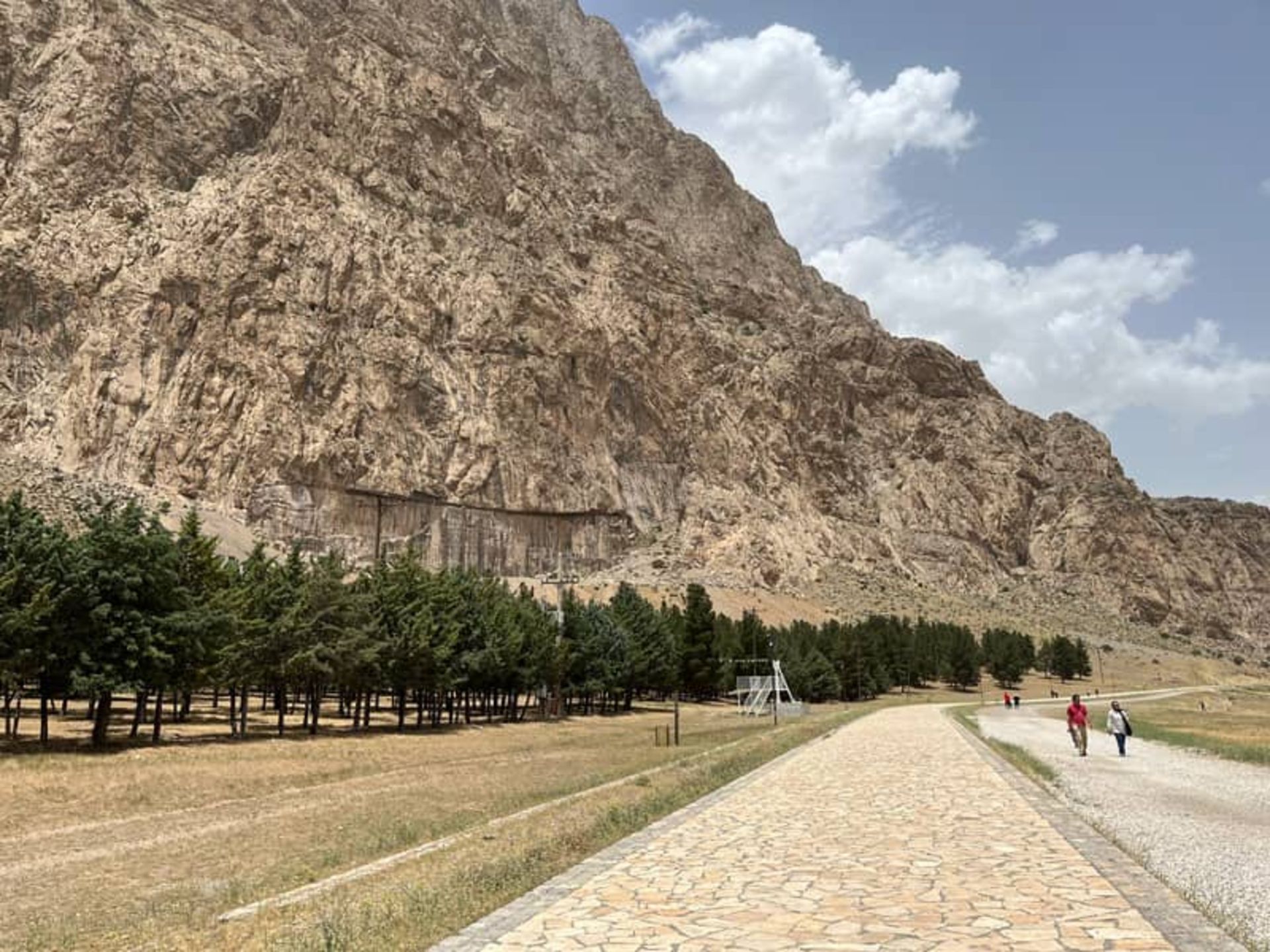 محوطه بیستون؛ منبع عکس: کجارو، عکاس: محمد لوح