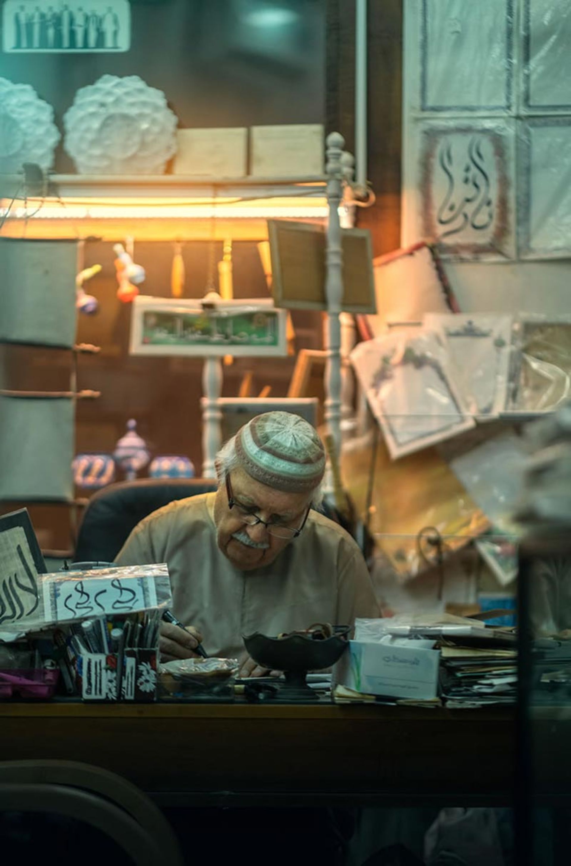 پیرمردی در محل کار در بازار قدیمی دوبی