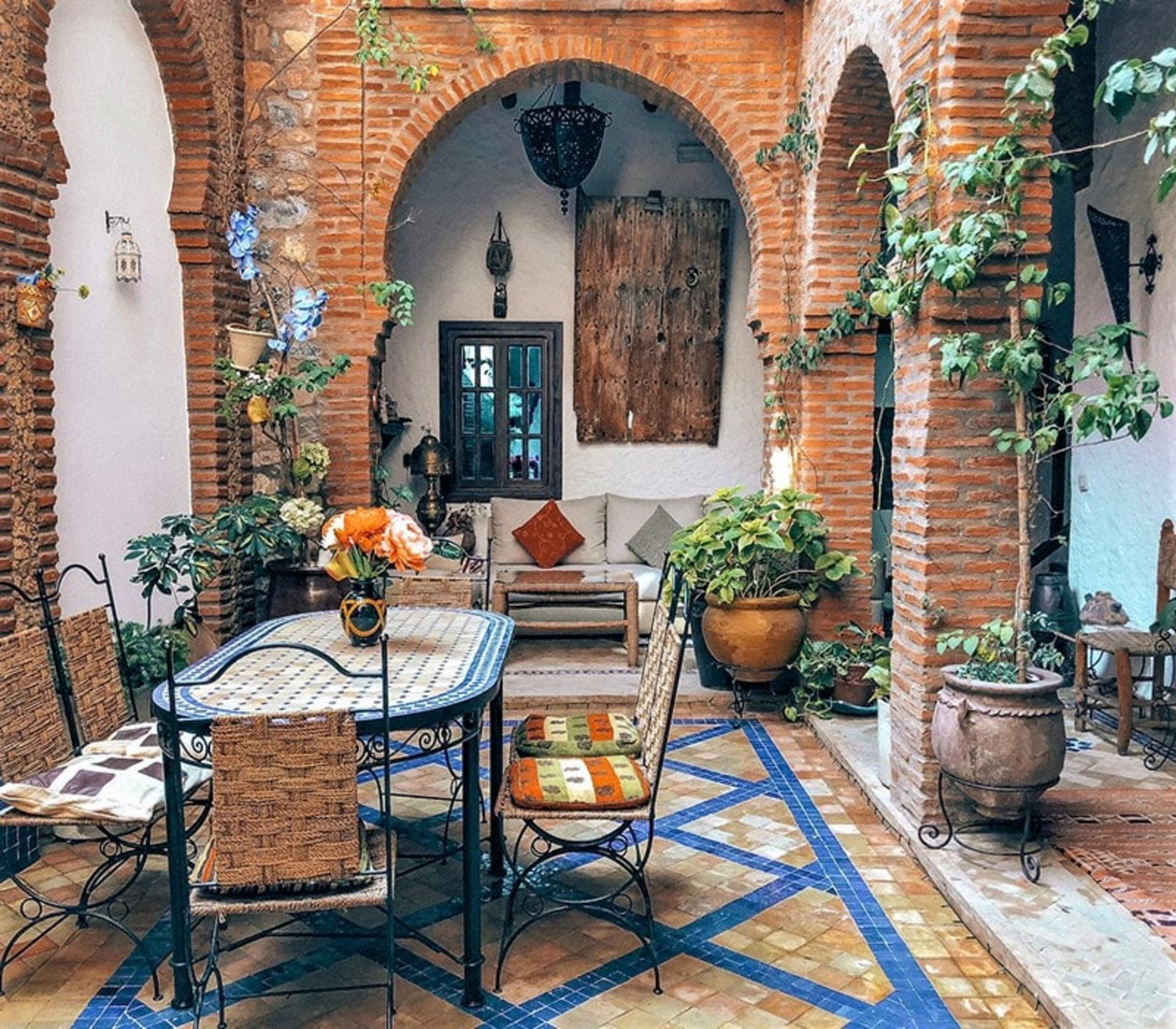 کافه‌ای در شهر شفشاون مراکش، منبع عکس: unsplash.com، عکاس: Lindsey LaMont