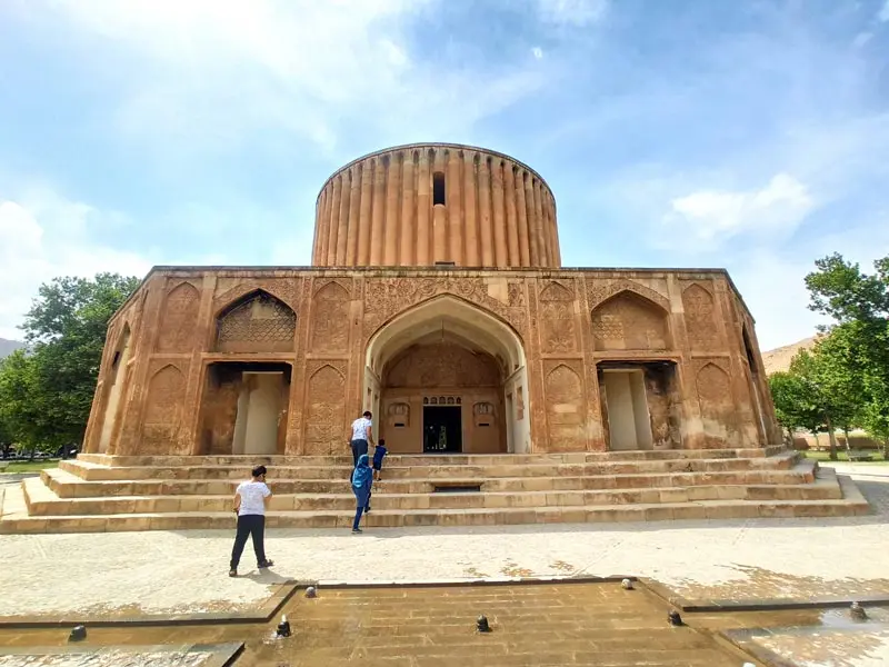 ورودی کاخ خورشید به همراه پله ها و حوض آب مقابل پله ها؛ منبع عکس: گوگل مپ؛ عکاس: مهران غفاری