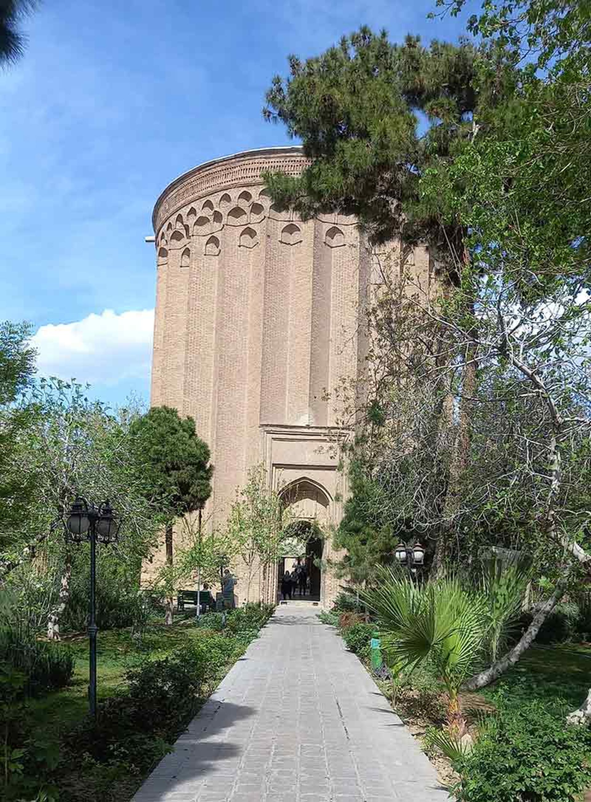 برج طغرل در میان درختان