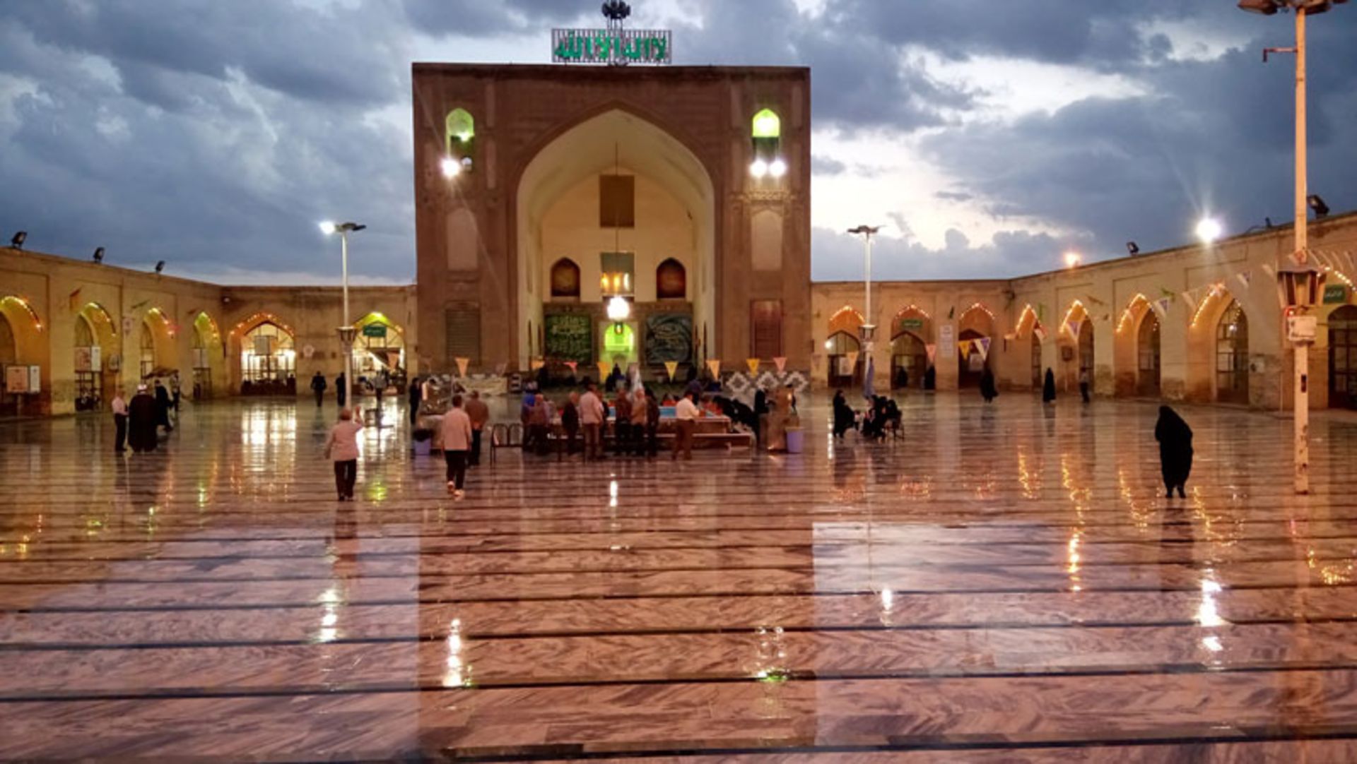 صحن مسجد جامع نیشابور در یک روز بارانی؛ منبع عکس: گوگل مپ؛ عکاس: بهاره کیانفر
