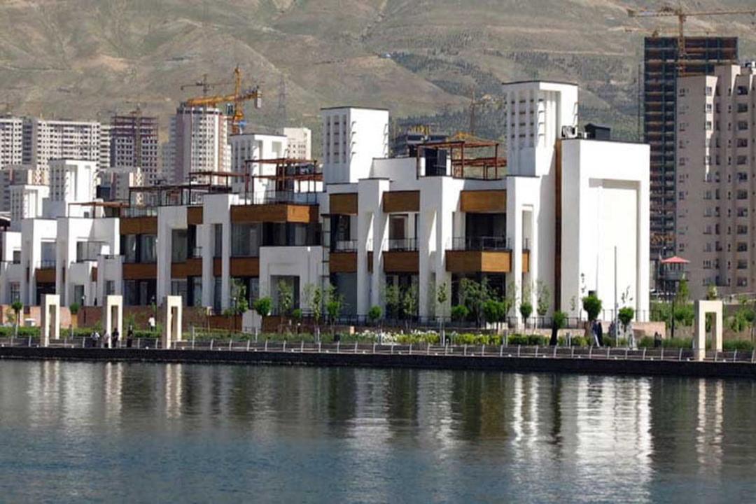 مرکز خرید بام لند در حاشیه دریاچه چیتگر