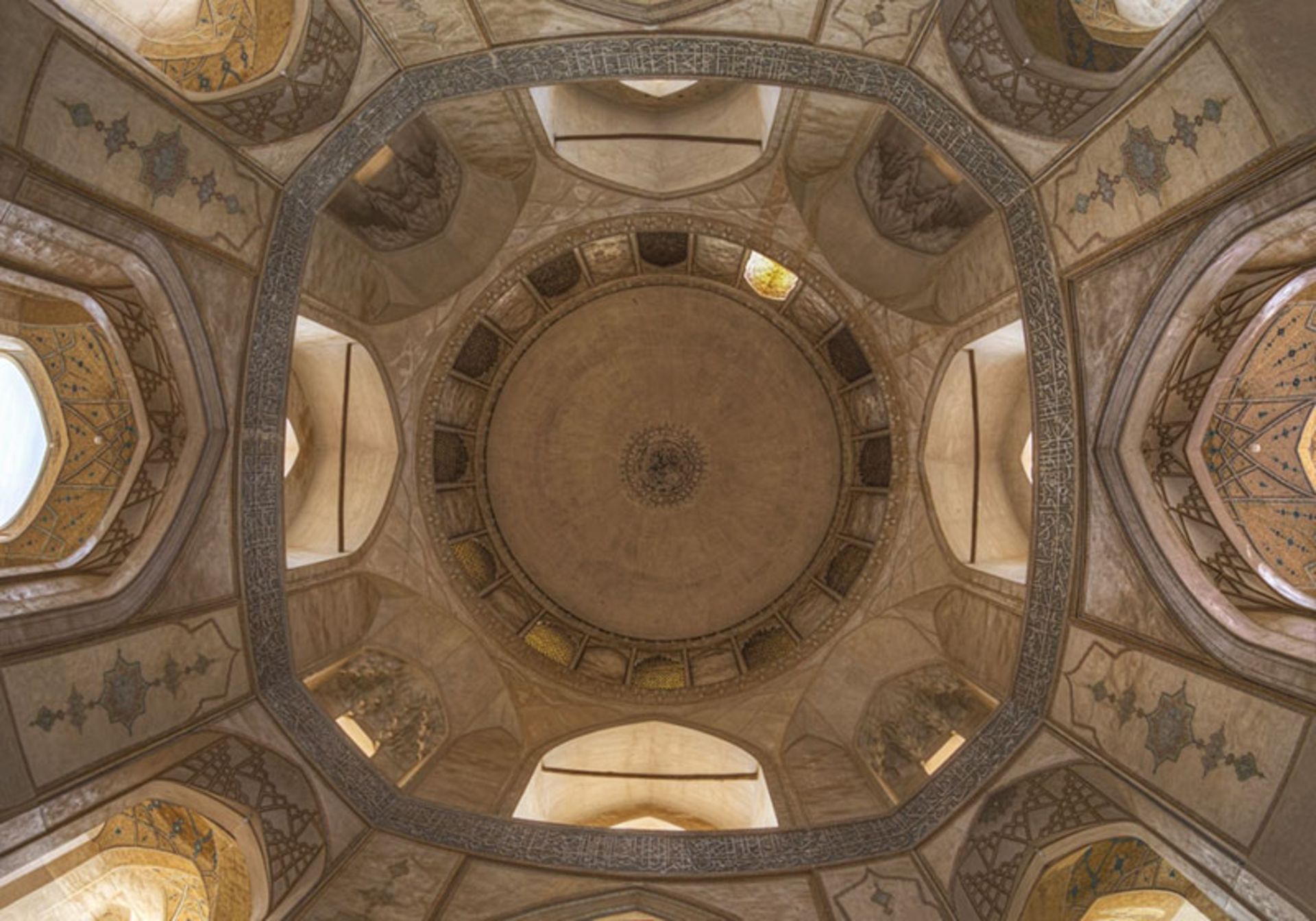 معماری داخلی سقف مسجد آقابزرگ کاشان