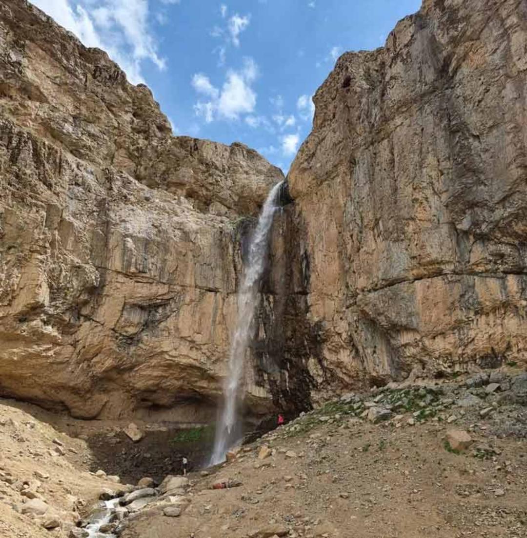 آبشار خور میان کوهستان بلند و درختان سبز، منبع عکس: صفحه اینستاگرام mak4566، عکاس نامشخص