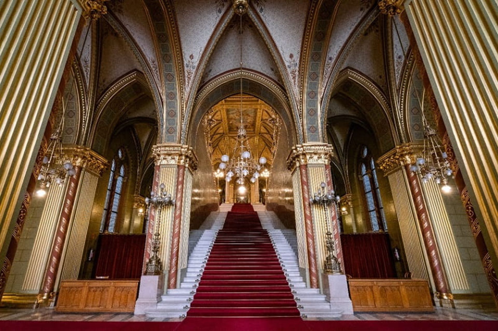 پلکان بزرگ، منبع: parlament.hu