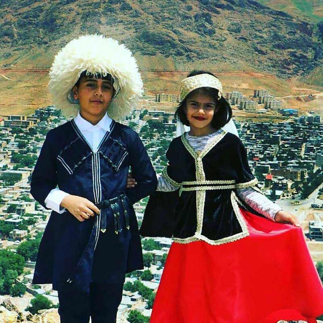 دو کودک گرجی در لباس سنتی