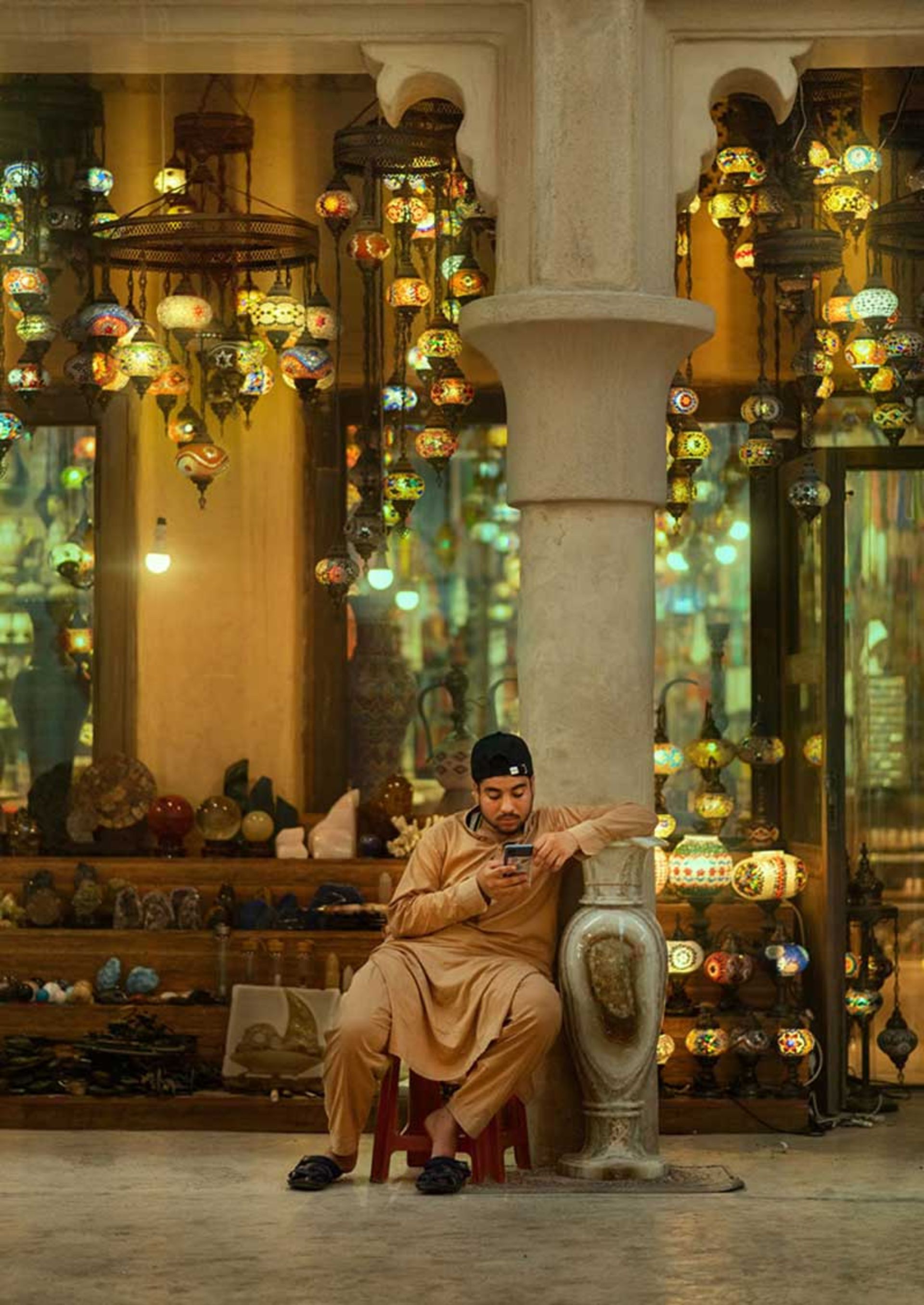 مرد عرب در حال نگاه کردن به گوشی تلفن خود 