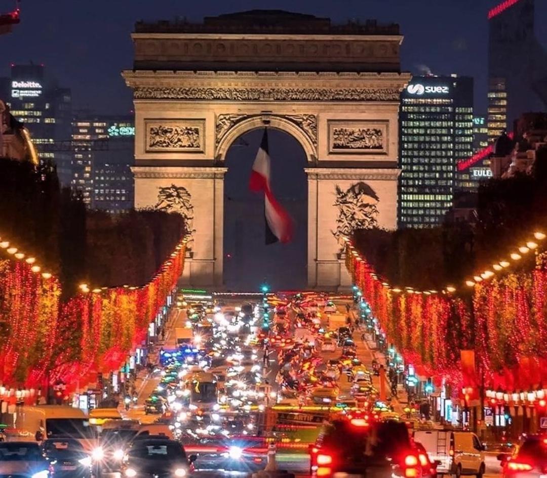 ازدحام خودروها در طاق پیروزی پاریس، منبع عکس: اینستاگرام historicparis@، عکاس: نامشخص