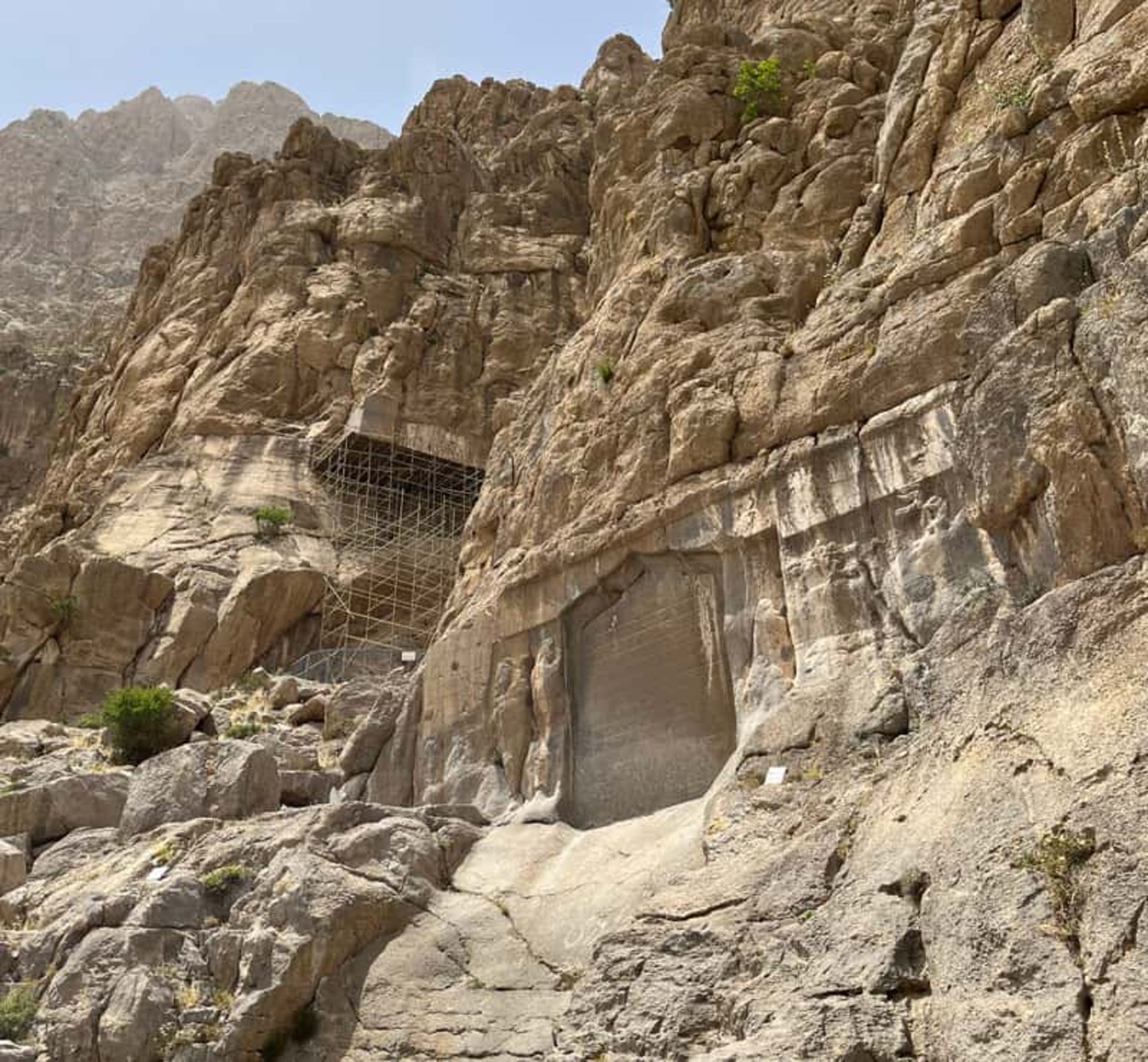 کتیبه بیستون داریوش؛ منبع عکس: کجارو، عکاس: محمد لوح