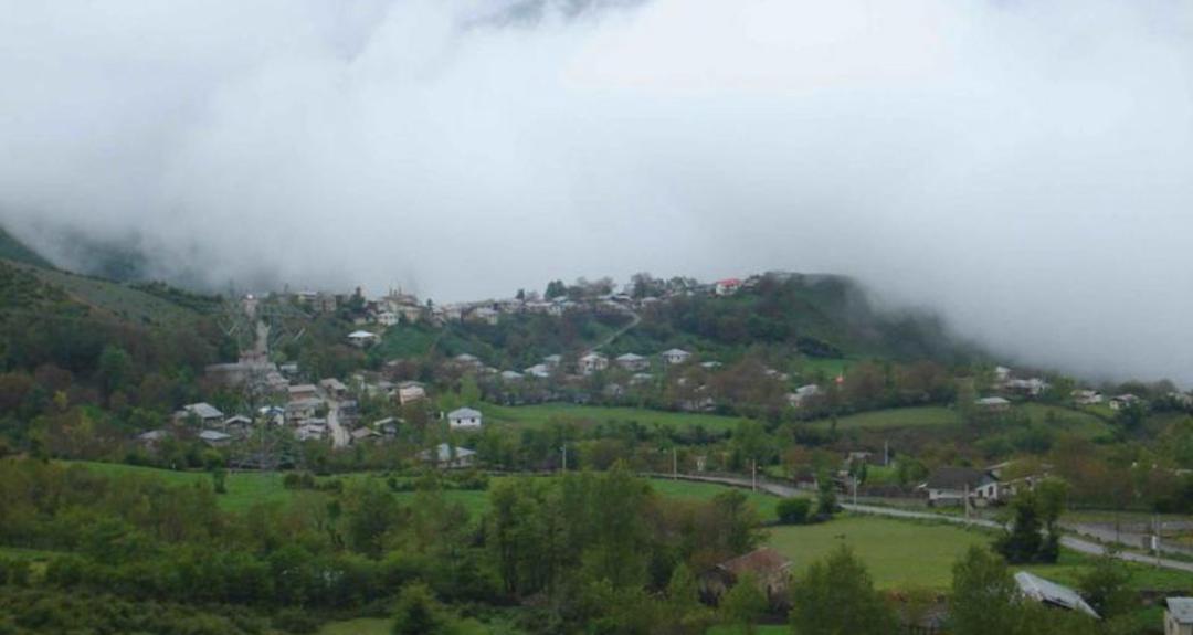روستای مه گرفته حیرت در ارتفاعات کوهستانی کجور از نمای دور، منبع عکس: این تودی، عکاس نامشخص
