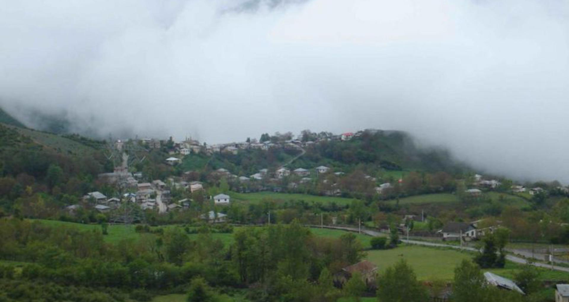 روستای مه گرفته حیرت در ارتفاعات کوهستانی کجور از نمای دور، منبع عکس: این تودی، عکاس نامشخص