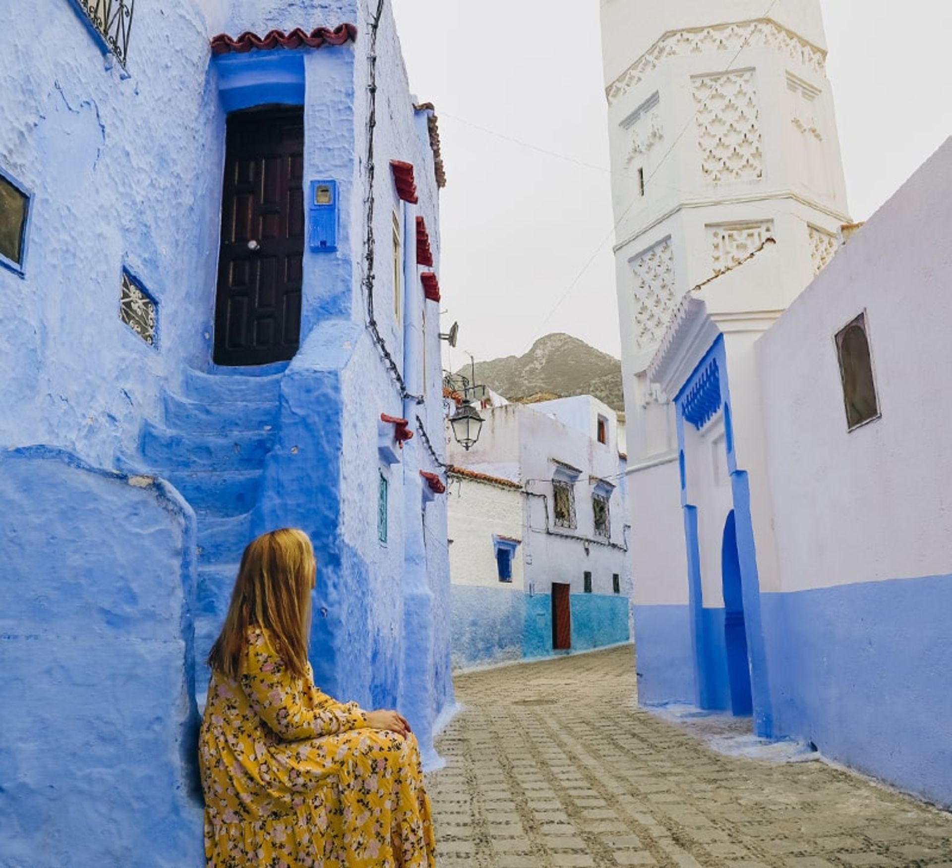 زن گردشگر در کوچه‌های شهر شفشاون مراکش، منبع عکس: worldwanderista.com، عکاس: نامشخص