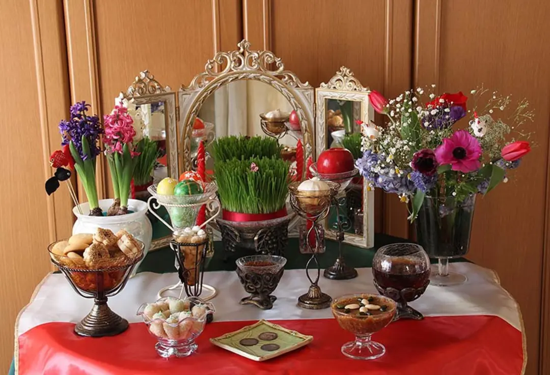 سفره هفت سین روی میز؛ منبع عکس: ویکی مدیا؛ عکاس: Roozitaa