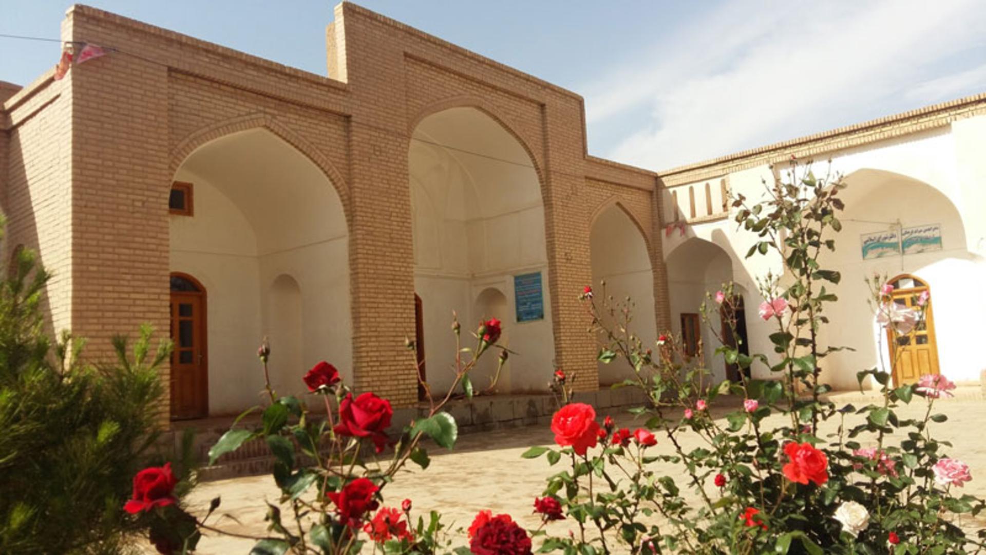 آرامگاه ابوسعید ابوالخیر مهنه در فصل بهار؛ منبع عکس: گوگل مپ؛ عکاس: ابوالفضل پوریوسف