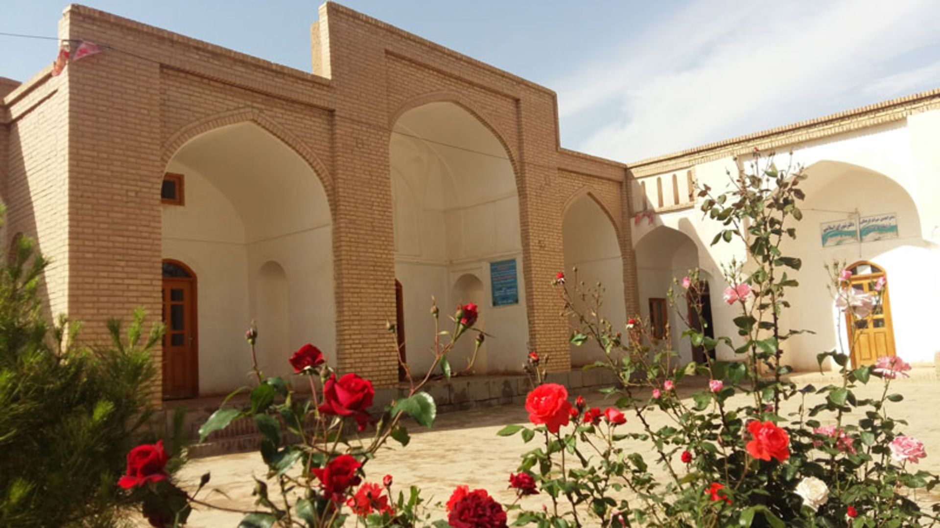 آرامگاه ابوسعید ابوالخیر مهنه در فصل بهار؛ منبع عکس: گوگل مپ؛ عکاس: ابوالفضل پوریوسف