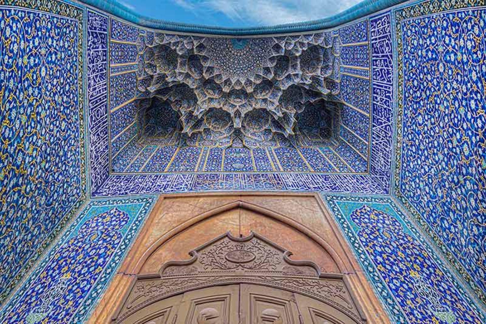 معماری داخلی سقف مسجد و مدرسه امام صادق 