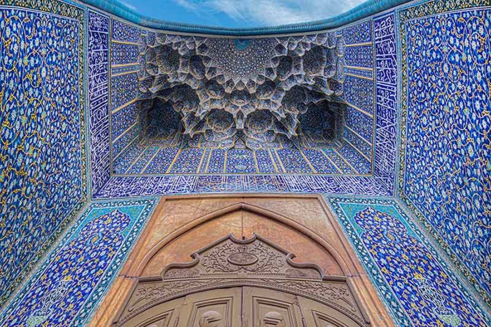 معماری داخلی سقف مسجد و مدرسه امام صادق 