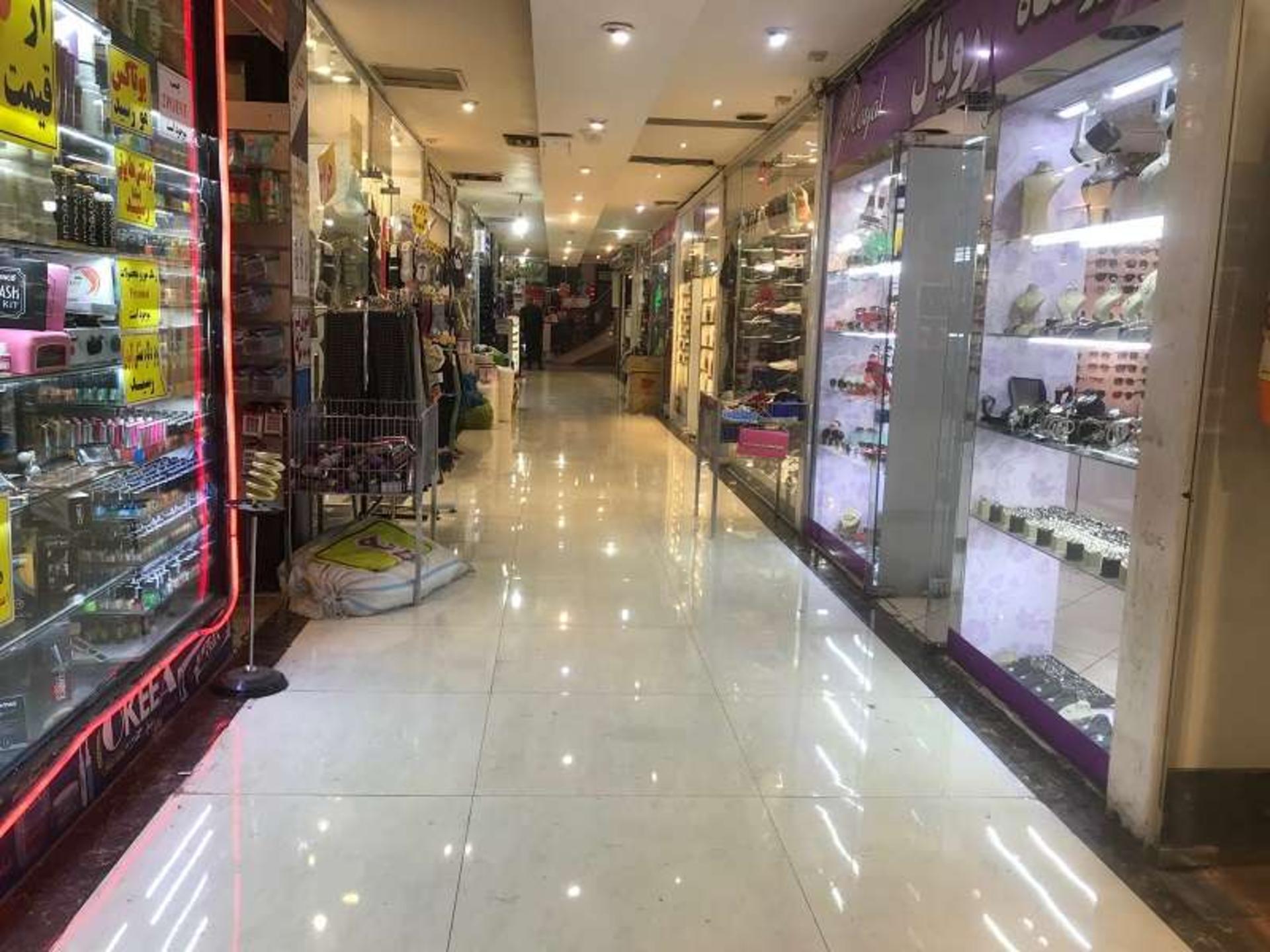 راهروهای مرکز خرید بوستان پونک؛ منبع عکس: گوگل مپ؛ عکاس: رضا اسلامی