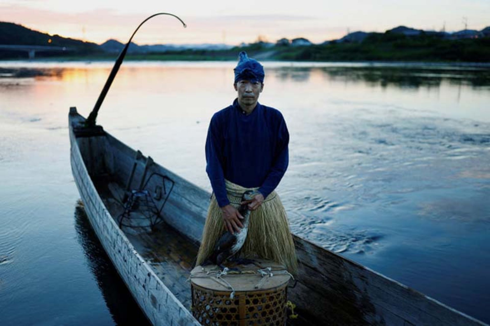 یک استاد ماهیگیری باکلان Cormorant fishing (روش ماهیگیری 1300 ساله و رو به نابودی در ژاپن)؛ منبع عکس: Reuters؛ عکاس: Kim Kyung-Hoon