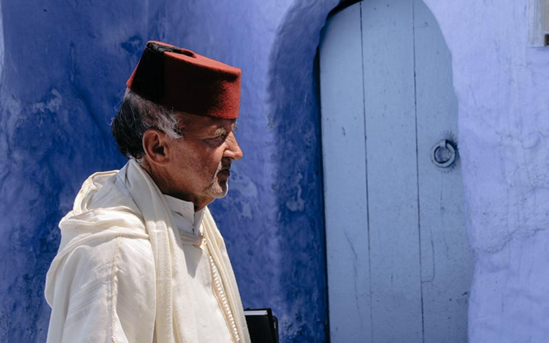 مرد مراکشی در کوچه‌های شفشاون، منبع عکس: unsplash.com، عکاس: Matt Dany